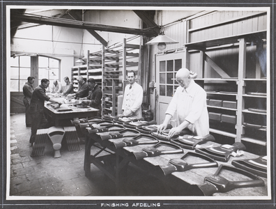 222995 Interieur van de N.V. Snelwegerfabriek “Utrecht”, W.C. Olland (Dorpsstraat 78-80) te De Bilt: finishing ...